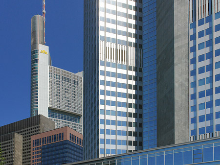Foto Commerzbanktower mit Häusern - Frankfurt am Main