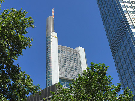 Foto Commerzbanktower mit Häusern - Frankfurt am Main