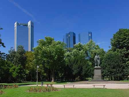 Foto Trianon hinter Schillerstatue - Frankfurt am Main