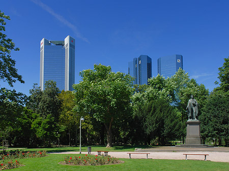 Trianon hinter Schillerstatue Foto 