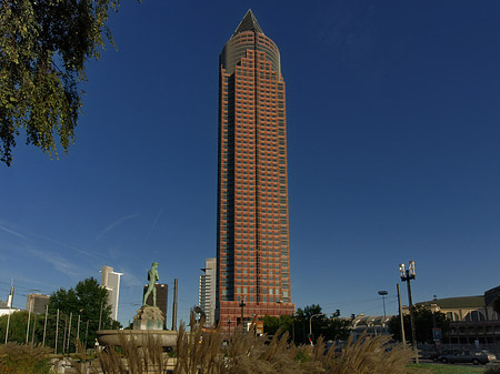 Messeturm mit Merkurbrunnen