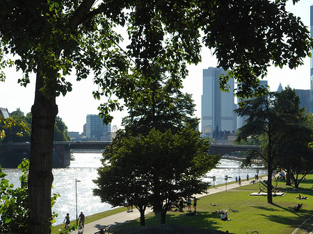 Fotos Skyline von Frankfurt hinter Sonnenuhr