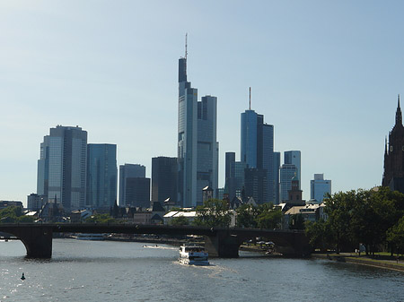 Skyline von Frankfurt hinter Alter Brücke Fotos