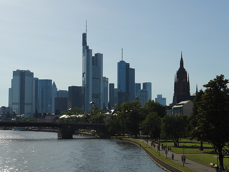 Fotos Skyline von Frankfurt hinter Alter Brücke | Frankfurt am Main