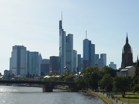 Fotos Skyline von Frankfurt hinter Alter Brücke
