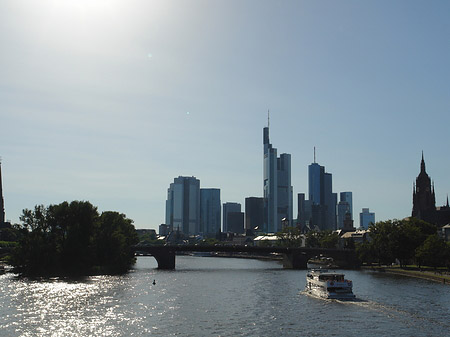 Fotos Skyline von Frankfurt hinter Alter Brücke