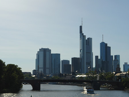 Foto Skyline von Frankfurt hinter Alter Brücke - Frankfurt am Main