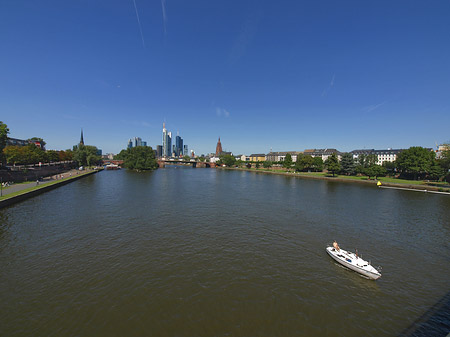 Foto Skyline von Frankfurt mit Boot - Frankfurt am Main