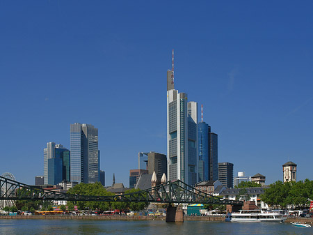 Skyline von Frankfurt mit eisernem Steg