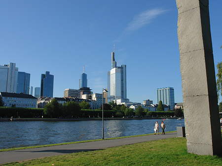 Skyline von Frankfurt mit Obelisk Foto 