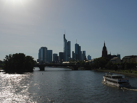 Skyline von Frankfurt mit Schiff