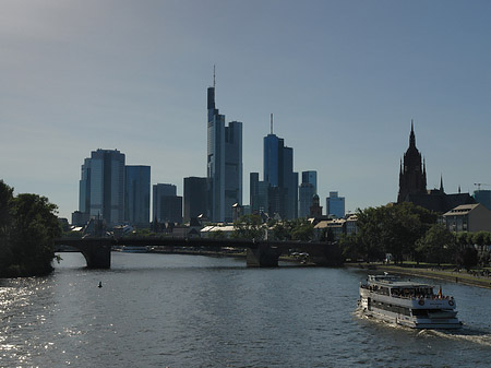 Fotos Skyline von Frankfurt mit Schiff | Frankfurt am Main