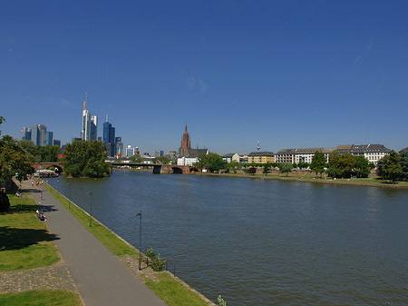 Fotos Skyline von Frankfurt mit Ufer