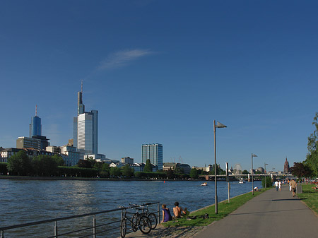 Skyline von Frankfurt mit Weg