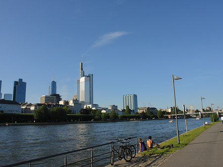 Foto Skyline von Frankfurt mit Weg - Frankfurt am Main