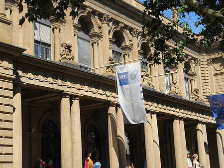 Wertpapierbörse mit Flaggen