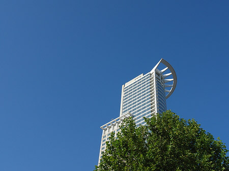 Westendtower mit Baum Foto 