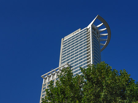 Westendtower mit Baum Fotos