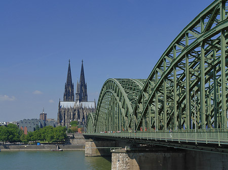 Hohenzollernbrücke am Kölner Dom Foto 