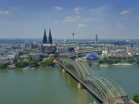 Foto Hohenzollernbrücke und Kölner Dom aus der Ferne