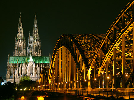 Foto Kölner Dom hinter der Hohenzollernbrücke