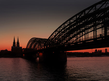 Kölner Dom hinter der Hohenzollernbrücke Fotos