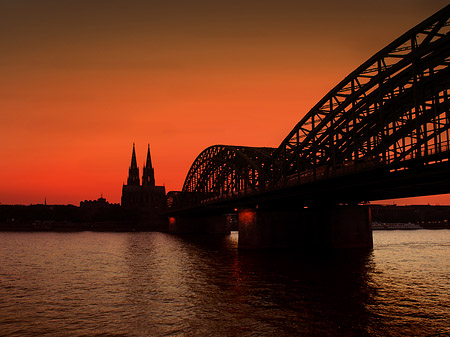 Foto Kölner Dom hinter der Hohenzollernbrücke - Köln