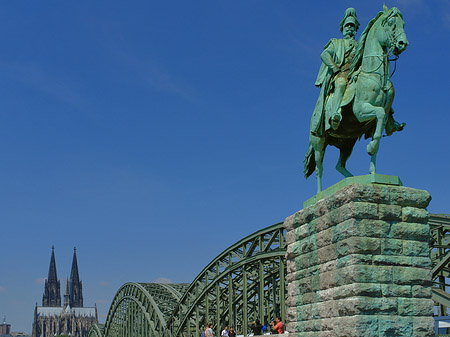 Reiterstatue vor dem Kölner Dom Foto 