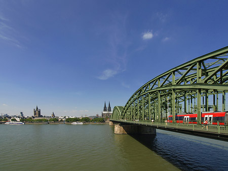 Fotos Zug fährt über die Hohenzollernbrücke