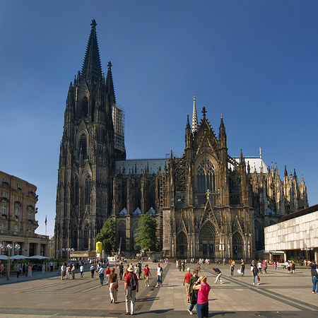 Fotos Touristen tummeln sich vor Kölner Dom