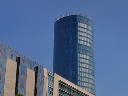 Foto Triangelturm hinter Häusern - Köln