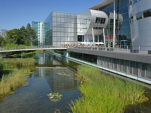 Fotos Gläserne Manufaktur mit Teich | Dresden
