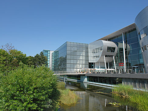 Gläserne Manufaktur mit Teich Foto 