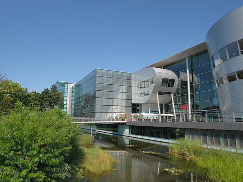 Foto Gläserne Manufaktur mit Teich