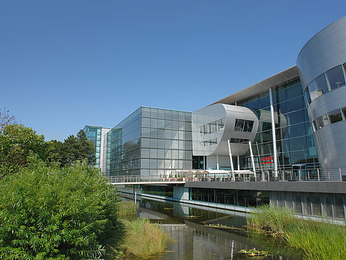 Fotos Gläserne Manufaktur mit Teich