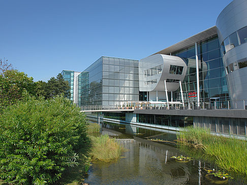 Gläserne Manufaktur mit Teich