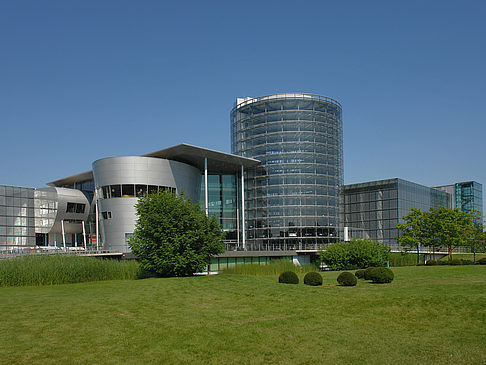 Fotos Gläserne Manufaktur mit Wiese