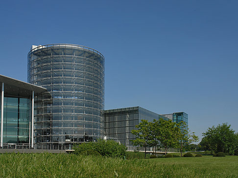 Gläserne Manufaktur mit Wiese Fotos