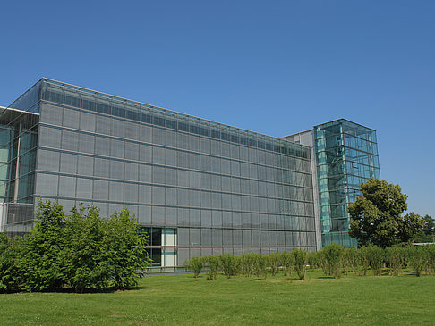 Foto Gläserne Manufaktur mit Wiese