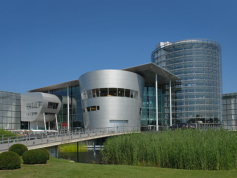 Foto Gläserne Manufaktur mit Wiese
