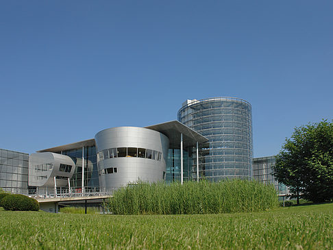 Foto Gläserne Manufaktur mit Wiese - Dresden