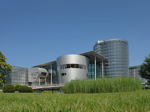 Gläserne Manufaktur mit Wiese Foto 