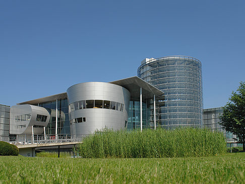 Fotos Gläserne Manufaktur mit Wiese | Dresden