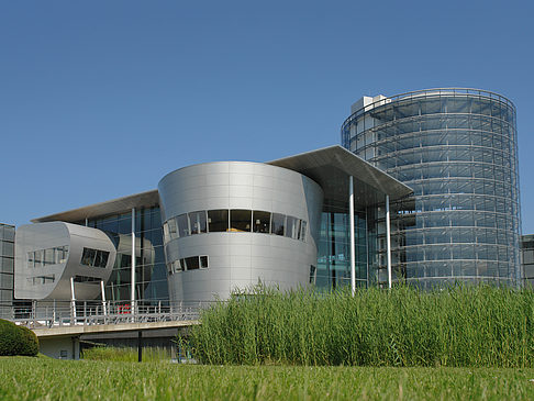 Foto Gläserne Manufaktur mit Wiese - Dresden