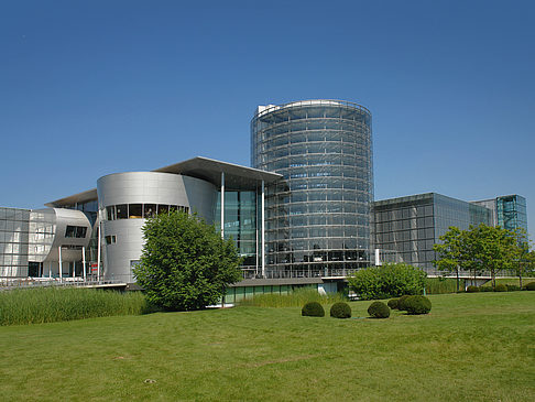 Gläserne Manufaktur mit Wiese Fotos