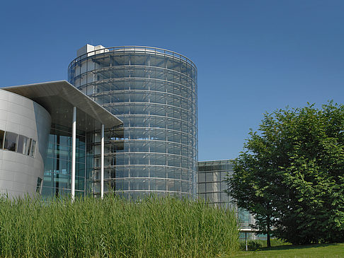 Fotos Gläserne Manufaktur mit Wiese | Dresden