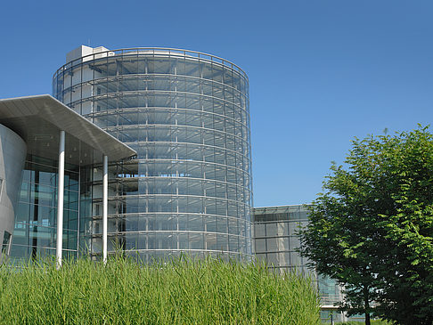 Fotos Gläserne Manufaktur mit Wiese | Dresden