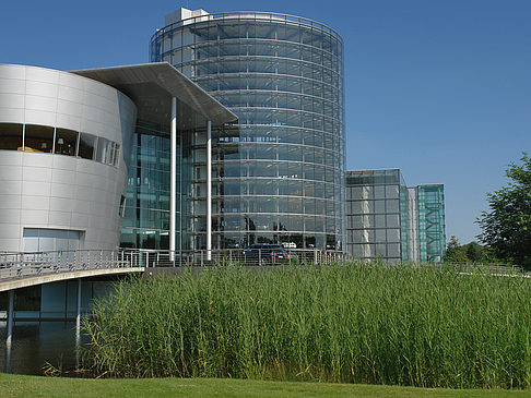Gläserne Manufaktur mit Wiese Foto 