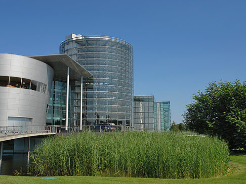Foto Gläserne Manufaktur mit Wiese