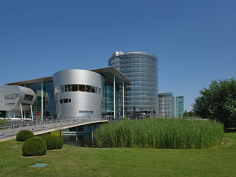 Gläserne Manufaktur mit Wiese